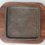Пательня чавунна квадратна на дерев'яній підставці 15 х 15 см (шт)